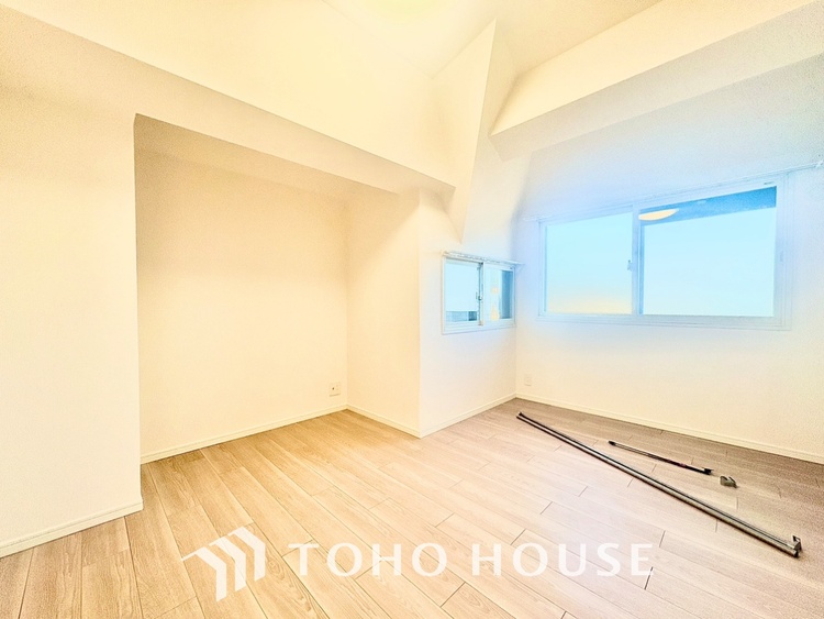 内装 ◆間接照明◆白色の光が僕達を大人な気分にさせる。静かで優しく語りかけるその光は、今日の終わりを告げてくれ、でも明日にはいい事が必ず来るよ。そんな囁きが聞こえてくる