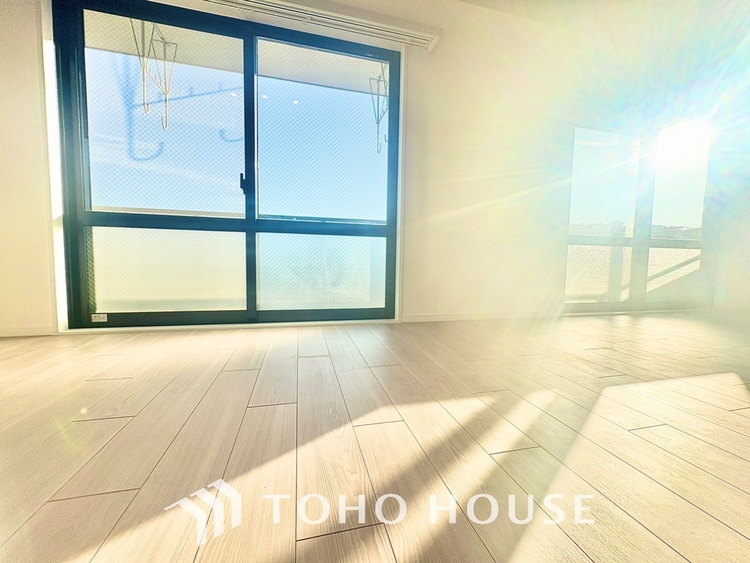 内装 ◆リビング◆たくさんの窓から注ぐ太陽の光。時間の経過とともに光と影のコントラストがこの空間のムードを変え、部屋に変化と温もりをもたらしてくれる。