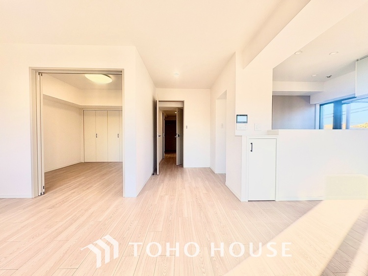 内装 ◆今宵の食卓◆ダウンライトに反射するグラスを眺めながらワインを注ぐ。トクトクと心地いい音をさせながら、フランスの古城を思わせる薫りがたちこめ、とても幸せな時を過ごせる。