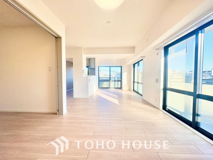 内装 ◆窓を開けると◆冷涼な風、そよぐリビング。だんらんの場所はここから始まり、ここで終わる。家族の笑顔が集う素敵な場所だから、こだわり抜いた思いが詰まっているのだと思う。