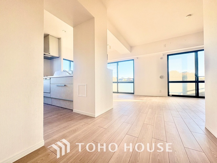 内装 ◆リビング◆そこには目を輝かせ笑顔で見つめてくれる君がいて、「おかえり」の言葉がこだまする。何気ない日々の挨拶は僕にとっては幸せで、同時に君の瞳にも恋している。