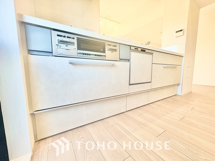 キッチン ◆キッチン◆美しく使いやすいキッチンは油汚れが簡単に拭き取れる素材で加工されており、浄水器シャワーから流す水の音を軽減する静かなシンクを採用。見えないところにさり気ない配慮が嬉しいですね