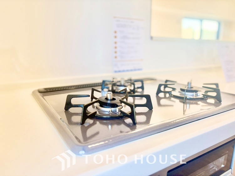 キッチン ◆今宵の食卓◆ダウンライトに反射するグラスを眺めながらワインを注ぐ。トクトクと心地いい音をさせながら、フランスの古城を思わせる薫りがたちこめ、とても幸せな時を過ごせる。