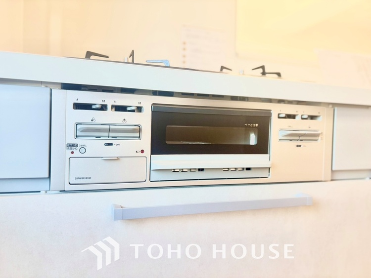 キッチン ◆キッチン◆美味しい料理を作りたくなるような気持にさせてくれる、腕を振るえる自慢のスペース。見上げると柔らかなダウンライトが包み込み、彩りを添えます。艶と光沢のある居心地の良いわが家のキッチン。