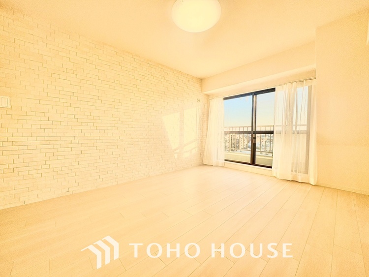 内装 ◆木漏れ日◆の様な採光が優しく足元を照らし、心地いい暮らしの道しるべを写し出す。この空間で過ごす家族との語らいの時間がとても素敵で幸せを感じるかもしれない。