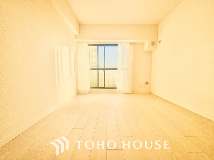 内装 ◆間接照明◆白色の光が僕達を大人な気分にさせる。静かで優しく語りかけるその光は、今日の終わりを告げてくれ、でも明日にはいい事が必ず来るよ。そんな囁きが聞こえてくる