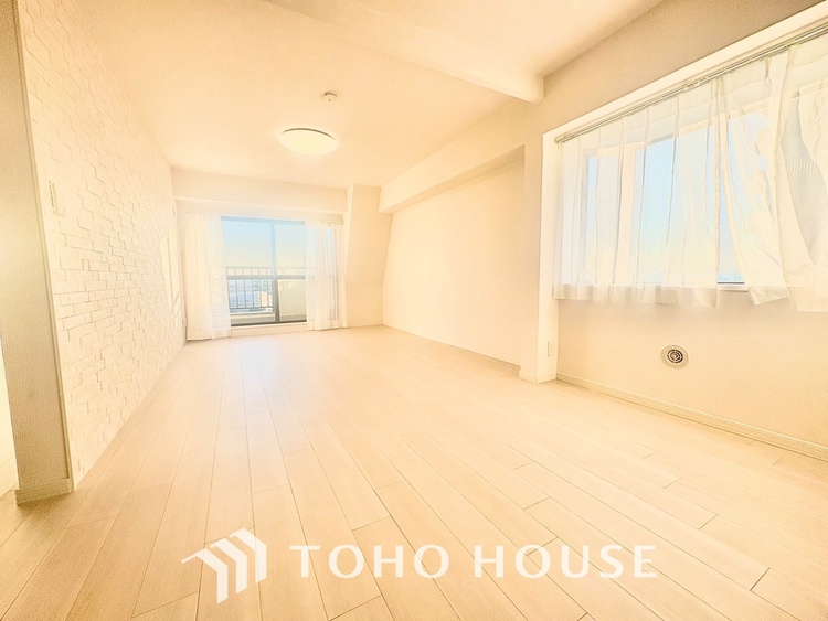 内装 ◆リビング◆たくさんの窓から注ぐ太陽の光。時間の経過とともに光と影のコントラストがこの空間のムードを変え、部屋に変化と温もりをもたらしてくれる。