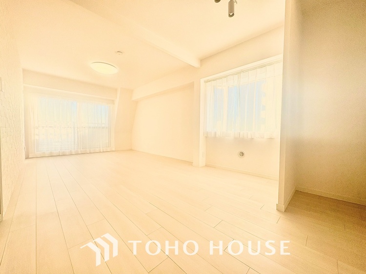 内装 ◆今宵の食卓◆ダウンライトに反射するグラスを眺めながらワインを注ぐ。トクトクと心地いい音をさせながら、フランスの古城を思わせる薫りがたちこめ、とても幸せな時を過ごせる。