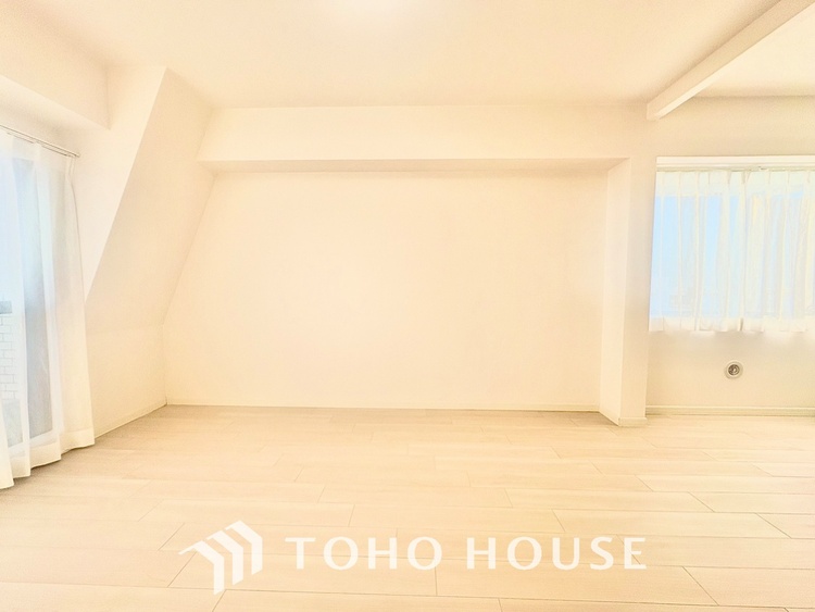 内装 ◆窓を開けると◆冷涼な風、そよぐリビング。だんらんの場所はここから始まり、ここで終わる。家族の笑顔が集う素敵な場所だから、こだわり抜いた思いが詰まっているのだと思う。