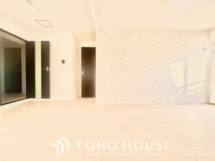 内装 ◆リビング◆そこには目を輝かせ笑顔で見つめてくれる君がいて、「おかえり」の言葉がこだまする。何気ない日々の挨拶は僕にとっては幸せで、同時に君の瞳にも恋している。