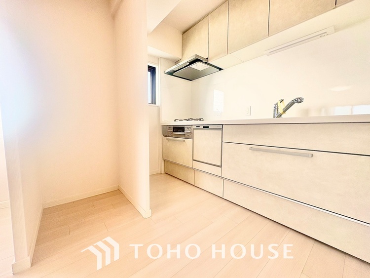 キッチン ◆キッチン◆美しく使いやすいキッチンは油汚れが簡単に拭き取れる素材で加工されており、浄水器シャワーから流す水の音を軽減する静かなシンクを採用。見えないところにさり気ない配慮が嬉しいですね