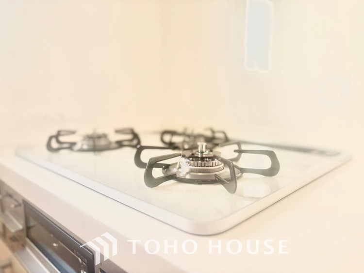 キッチン ◆今宵の食卓◆ダウンライトに反射するグラスを眺めながらワインを注ぐ。トクトクと心地いい音をさせながら、フランスの古城を思わせる薫りがたちこめ、とても幸せな時を過ごせる。