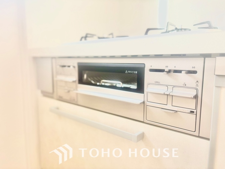 キッチン ◆キッチン◆美味しい料理を作りたくなるような気持にさせてくれる、腕を振るえる自慢のスペース。見上げると柔らかなダウンライトが包み込み、彩りを添えます。艶と光沢のある居心地の良いわが家のキッチン。