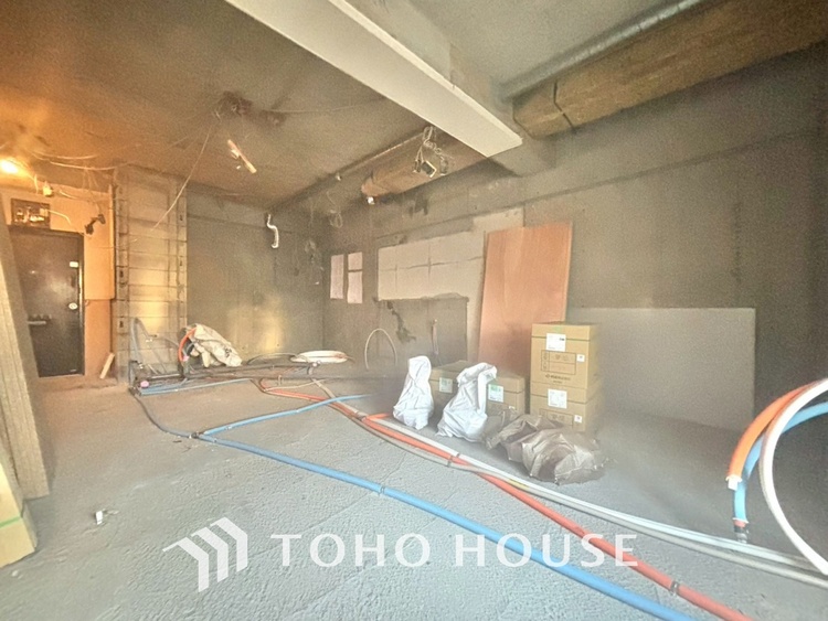 内装 《改装中》居心地のいい暮らしには欠かせない眩い採光。ゆったりとした幅の窓からこの空間に降り注ぐ採光が絶えない。明るいリビングこそ居心地のいい暮らしが待っているのだと思う。