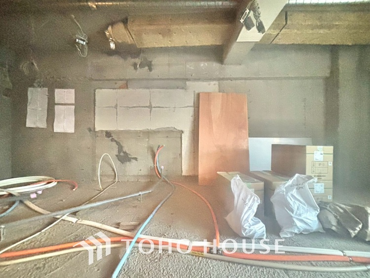 内装 《改装中》忙しい朝でも、しっかり家族が揃って食事をして頂けるゆとりある大きさのダイニングスペース。