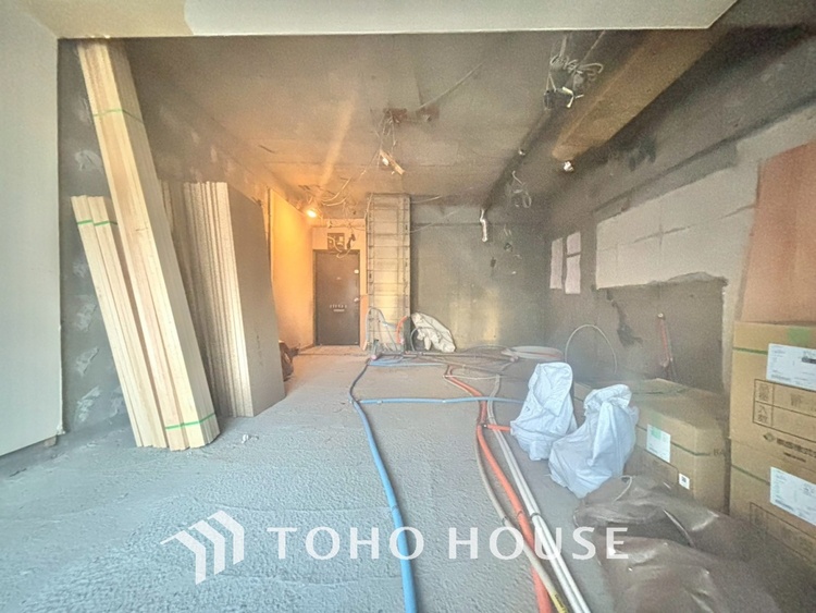 内装 《改装中》叶えたかったのは落ち着きのあるナチュラルな風合い、そして開放感があるリビング。優雅な気分に浸れる幸せな時間を家族が自然と集まりたくなるこの空間で。