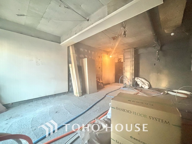 内装 《改装中》◆サンサンと◆差し込む太陽の光がこのリビングに笑いをもたらす。ソファの上のクッションがポカポカした暖気にぬくぬくと微睡んでいる。