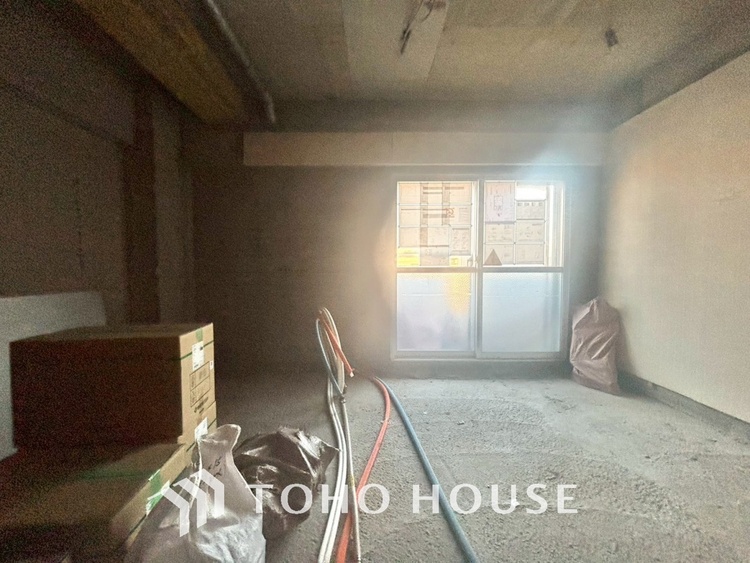 内装 《改装中》使いやすく、明るい洋室に仕上がります。子供部屋や趣味のお部屋にご利用できます。ご自身で家具などを配置し、素敵な空間を創り上げられます。