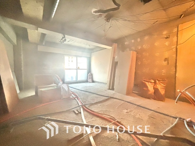 内装 《改装中》ここはみんなが集い、食事と楽しい会話が始まる場所。話に夢中になりすぎて、ついつい時を忘れ、夜半過ぎになってしまう。そんな束の間の幸せを感じさせてくれます。