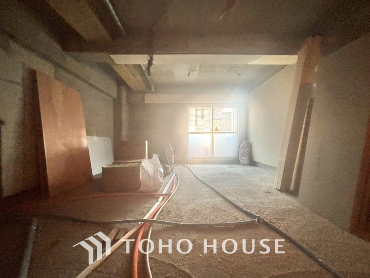 内装 《改装中》「想像していた以上に広い」が写真を撮っているときの感想です。家事動線に配慮したプランによりご家族がくつろげる明るく広い空間が確保できました。