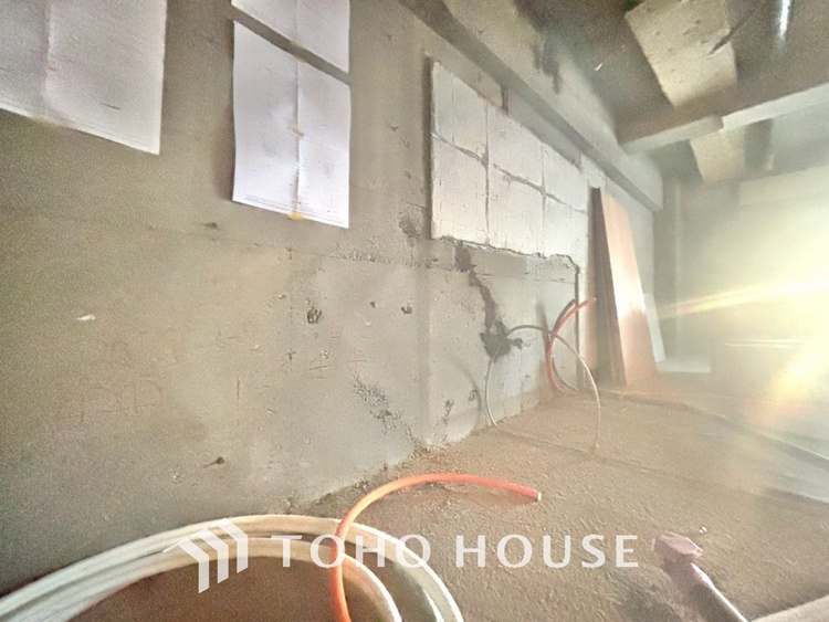 キッチン 《改装中》◆愛育◆キッチンは家族の絆を育む大切な空間。シンプルで使い易いSystemKitchenで愉しく作る料理は愛情のある美味しいご馳走に。家族で使える広々としたダイニングキッチンです。