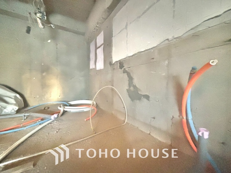 キッチン 《改装中》キッチンは家族の絆を育む大切な空間。シンプルで使い易いシステムキッチンで愉しく作る料理は愛情のある美味しいご馳走に。家族で使えるダイニングキッチンです。