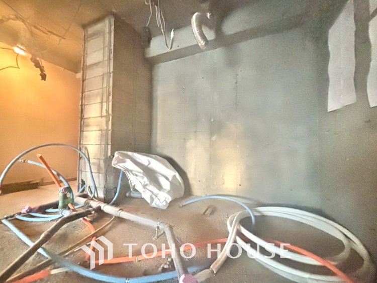 風呂 《改装中》【浴室】《一日の疲れを落としてくれる場所は、落ち着く場所でなければならない》　高級感溢れるカラーと大きさ・柔らかな曲線で構成された半身浴も楽しめるバスタブが心地よさをもたらします。