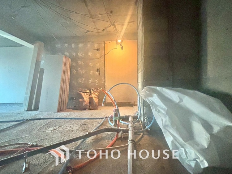 トイレ 《改装中》清潔感あるホワイト調のクロスと温もり溢れるモダンカラーの床材が見事に調和した本邸宅は、毎日の生活を少しでも快適に過ごして頂ける様に落ち着いた雰囲気作りから行っています。