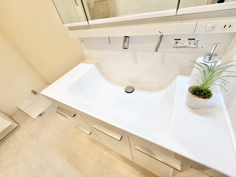 その他 清潔感を感じられる洗面化粧台。