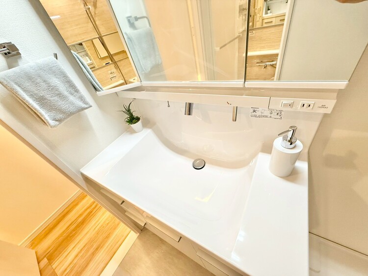 その他 清潔感を感じられる洗面化粧台。