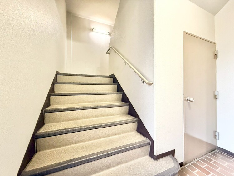 その他 共用部の階段です。明るく清潔に管理されています。