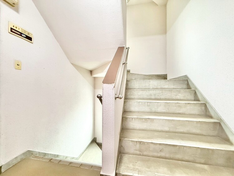 その他 共用部の階段です。明るく清潔に管理されています。