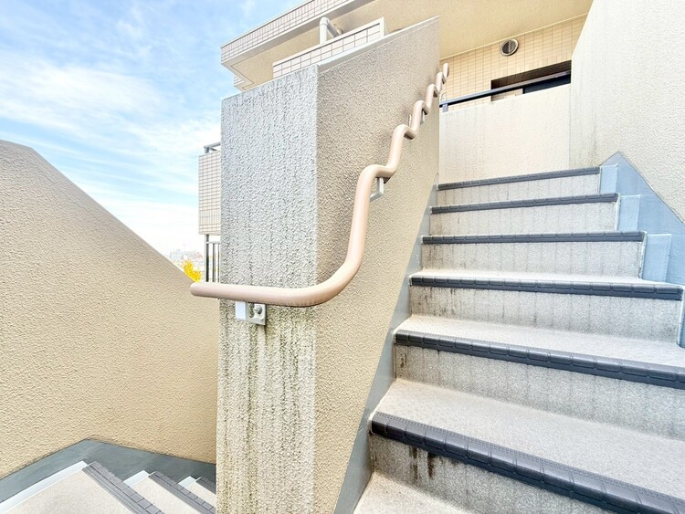 その他 共用部の階段です。明るく清潔に管理されています。