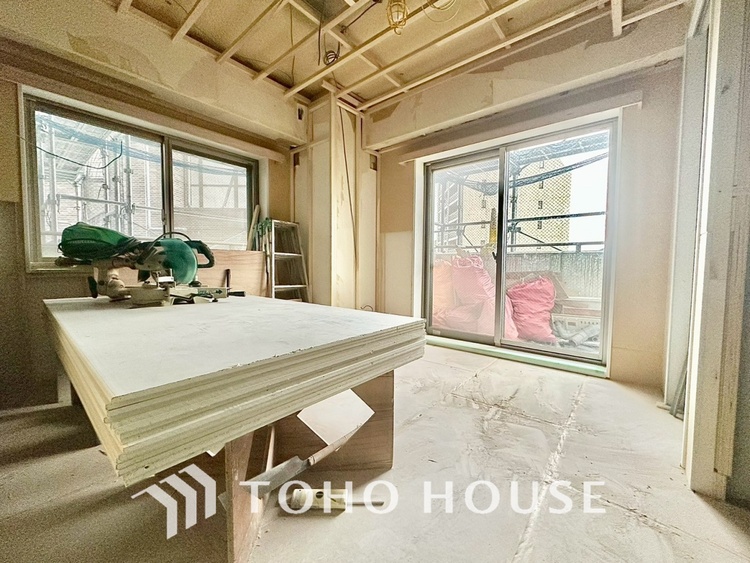 内装 太陽の光をスマートにリビングへ。時間によって変化をもたらす採光は朝は目覚め、昼は安らぎ、そして夕時は温もりを。ＤＬが調和した他にはないお洒落なデザインで