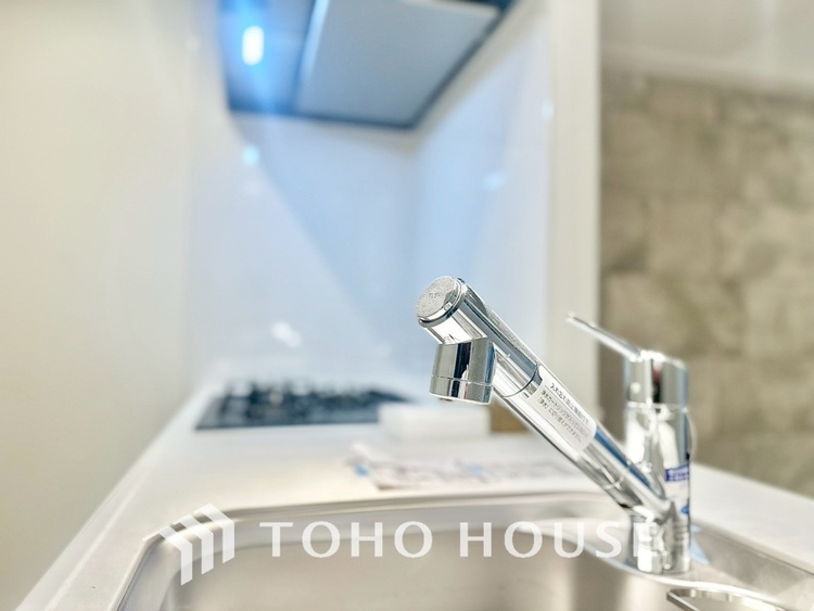 キッチン 【Water purifier】原水・シャワー・浄水の切り替えができる浄水器内蔵、伸ばして使える便利なシャワーヘッド。キッチンを清潔に保つと同時に、安心できる飲み水を提供してくれます。