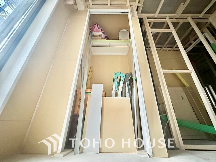 収納 【closet】全ての居室に収納を設置。普段使いの衣類はもちろん、ご家族でこれから作るたくさんの思い出も大切にしまっておけます。お部屋にあまり収納家具をを置く必要が無くなり、ゆったりとした住空間に。