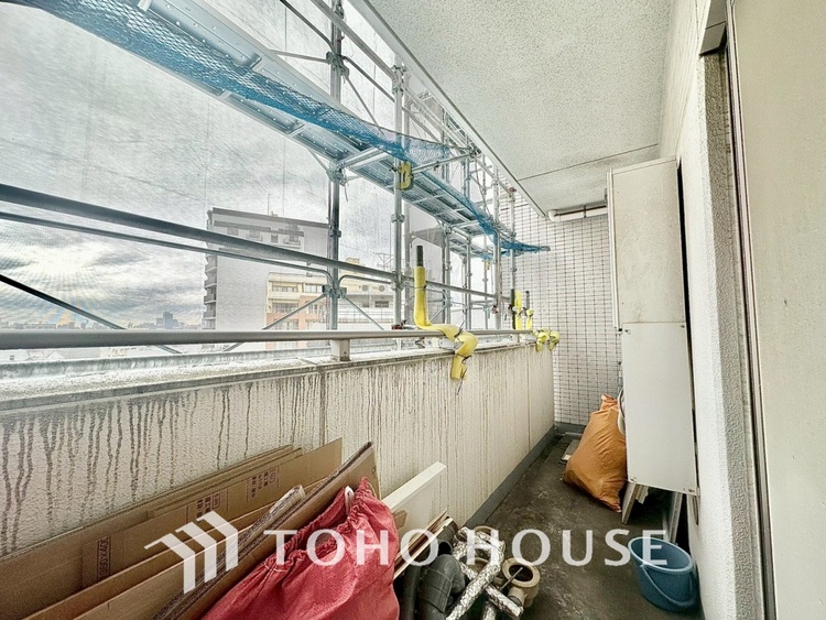 バルコニー 【Balcony】陽の光に照らされるバルコニーを、爽やかな涼風が吹き抜けていきます。心を落ち着かせ開放してくれる眺望が今日も家族を包み込みます。