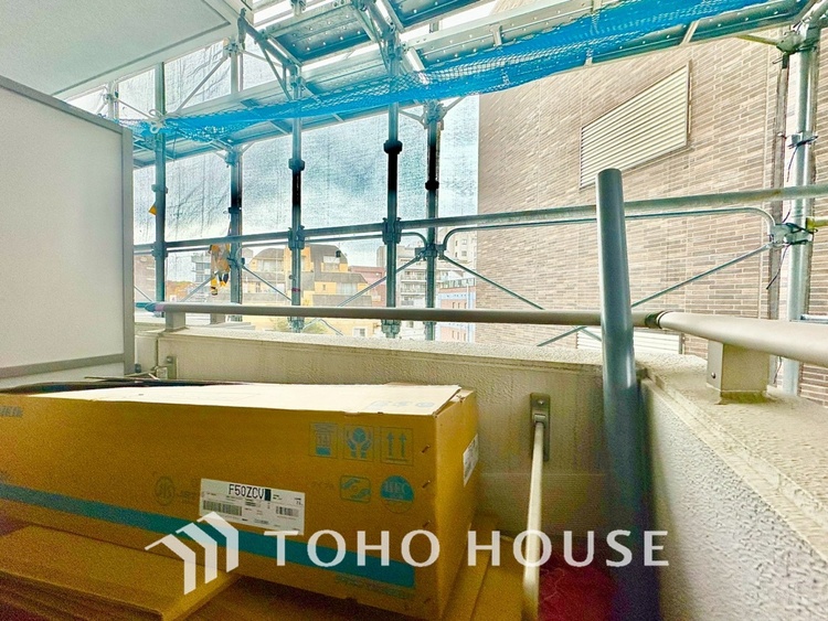 バルコニー 【Balcony】青空からの陽光を浴びるバルコニー爽やかな涼風が吹き抜け、周辺には戸建住宅街の景色が広がります。心を落ち着かせ開放してくれる眺望が今日もご家族を包み込みます。