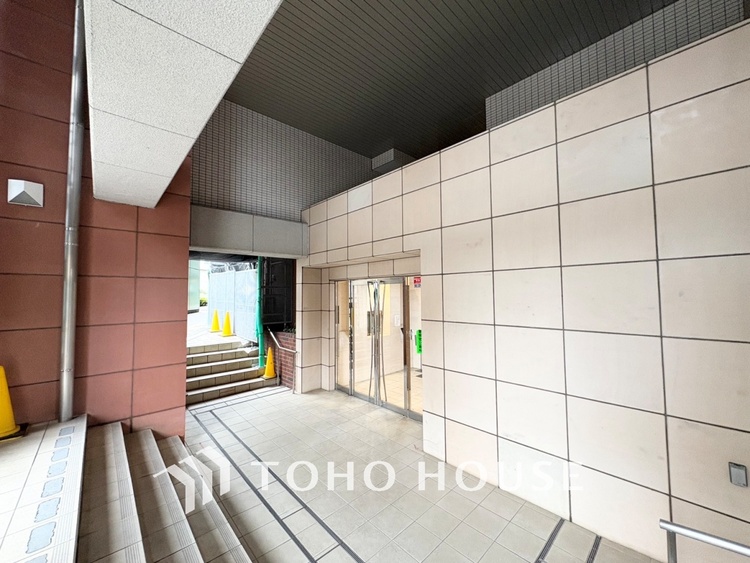 エントランス 【ENTRANCE】◆家族◆家で家族と過ごす時間は限られている。帰りを待つ家族の元へと急ぐときの弾む思い。そんな思いを引き立てる邸宅。