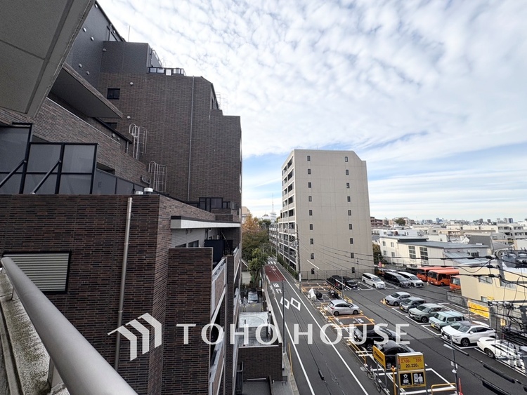 その他 【BALCONY】◆BLUE SKY◆自然の心地よさに包まれる。大開口の外に広がるのは爽やかな青空。