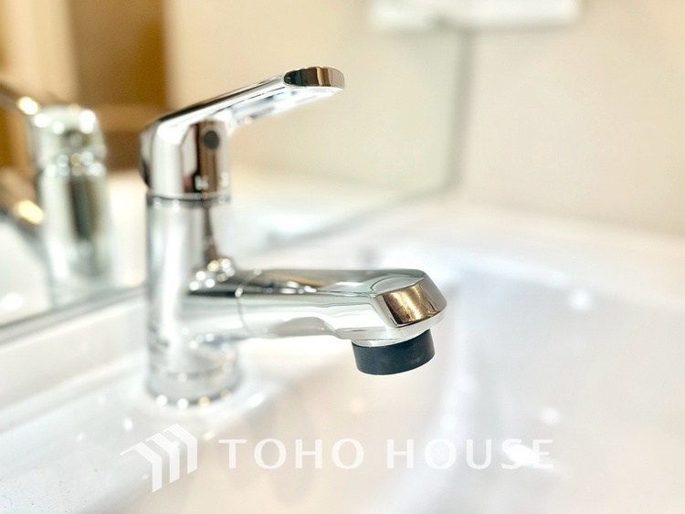 洗面 【Wash basin】十分な大きさの洗面台は収納もさる事ながら、身だしなみチェックや歯磨きなど、朝の慌ただしい時間でもホテルライクなスペースで余裕とゆとりを感じて頂けます。