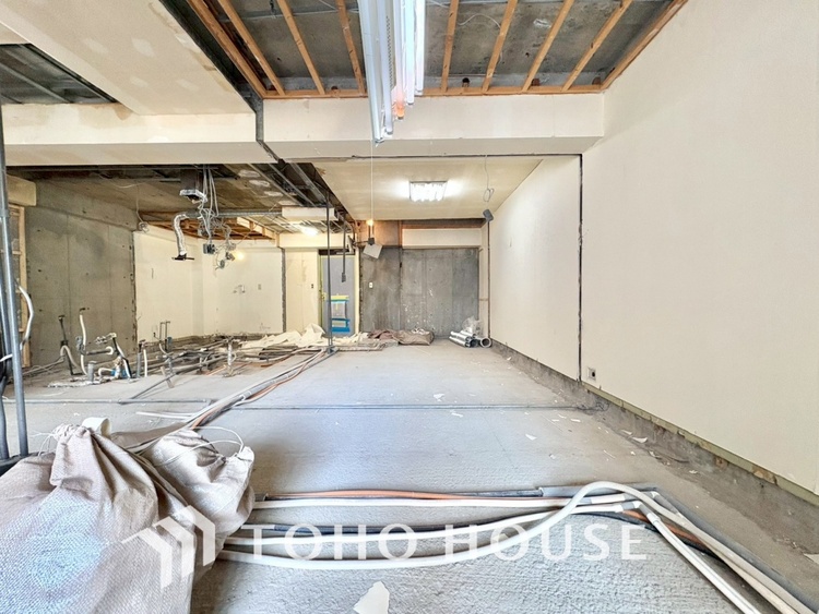 内装 現在改装中◆陽光◆が差し込む。この開放的なLDKに家族の笑顔が集う。家族が一緒に過ごす空間は明るく、そして居心地よく。