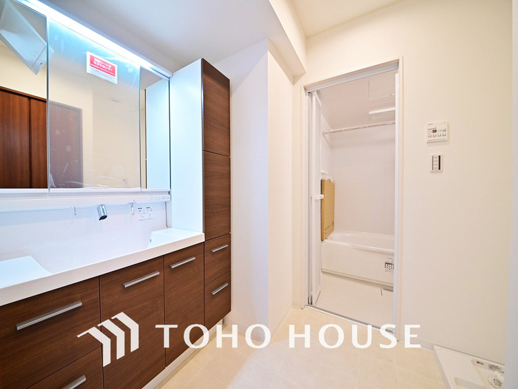 洗面 新規設置の洗面化粧台。収納豊富で使い勝手の良い3面鏡です