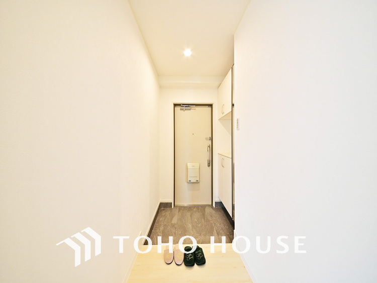 玄関 飾り過ぎないシンプルな内装の玄関