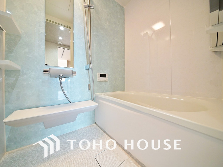 風呂 一日の疲れを癒すバスルームは、心地よいリラックスを叶える清潔感溢れる空間