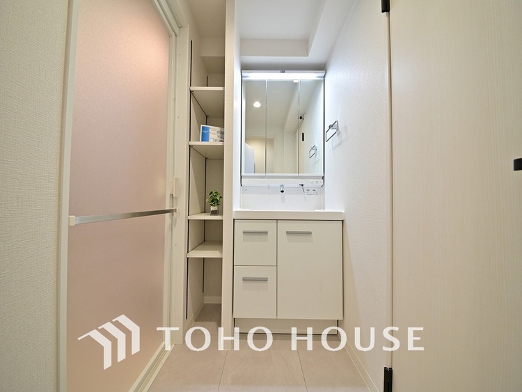 洗面 新規設置の洗面化粧台。収納豊富で使い勝手の良い3面鏡です