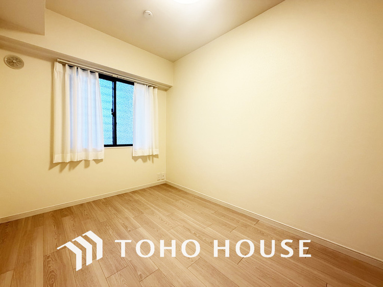 内装 採光もある洋室は、くつろぎのひと時を過ごすのにぴったり