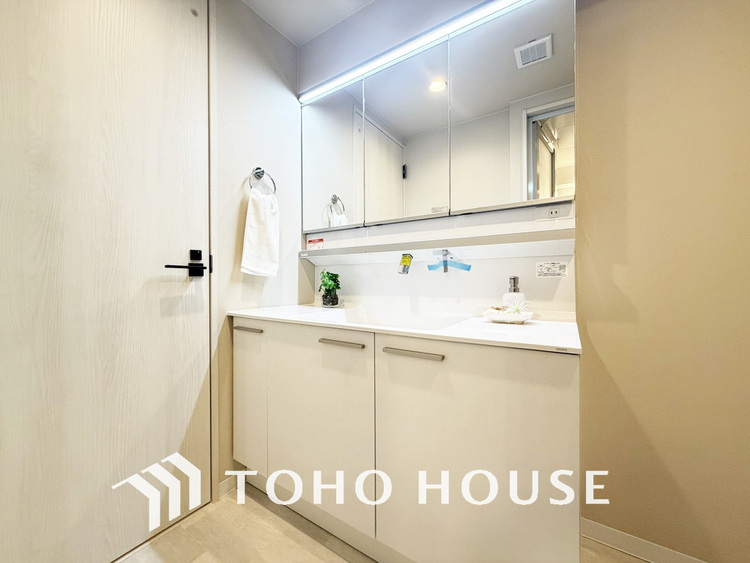 洗面 新規設置の洗面化粧台。収納豊富で使い勝手の良い3面鏡です