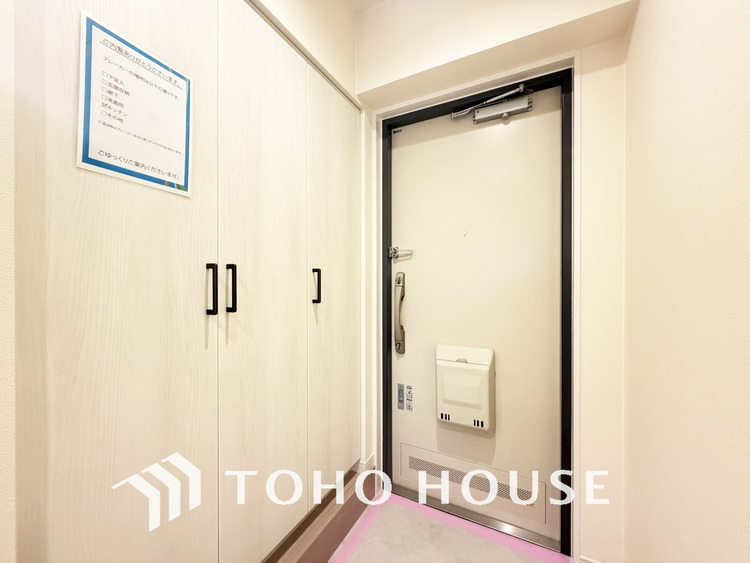 玄関 飾り過ぎないシンプルな内装の玄関