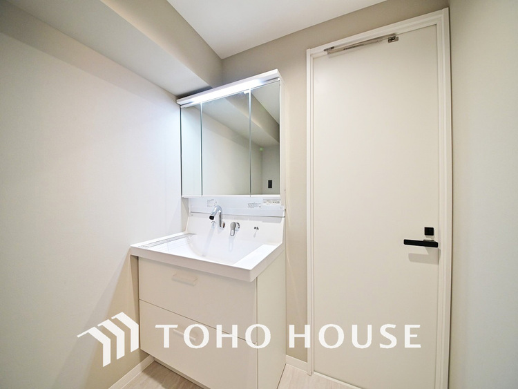 洗面 新規設置の洗面化粧台。収納豊富で使い勝手の良い3面鏡です